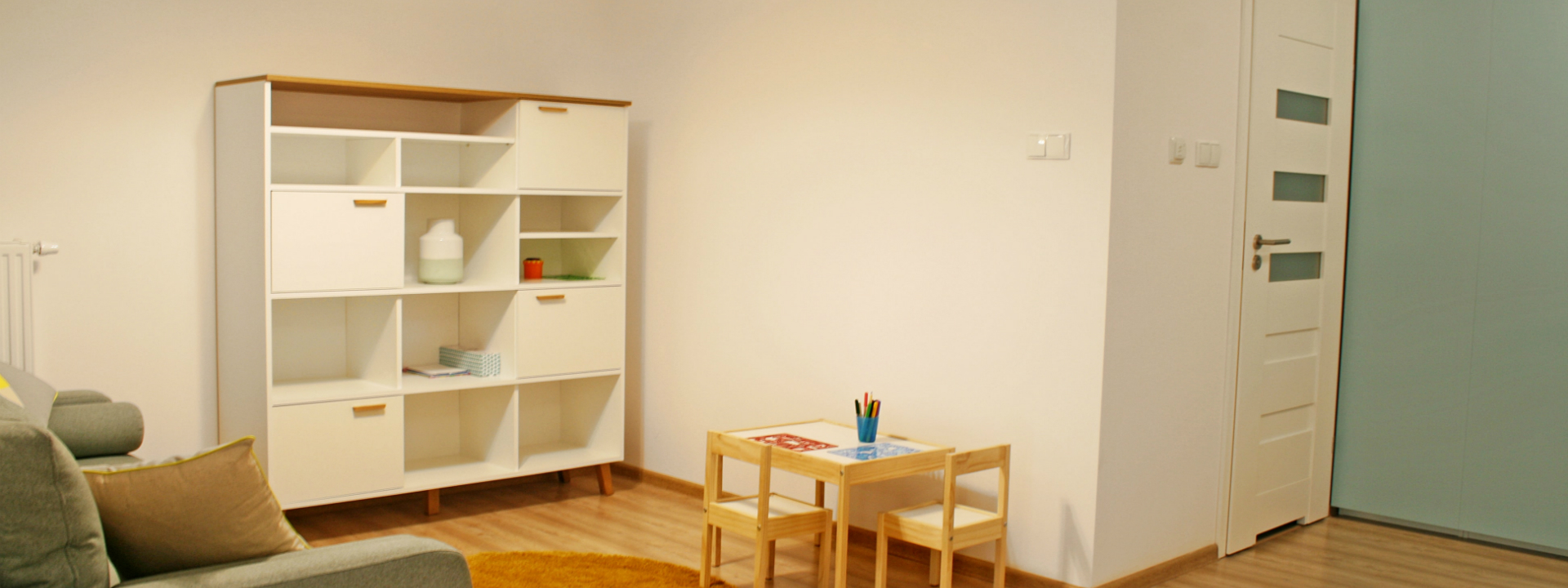 Apartament Portino w Kołobrzegu – pokój wypoczynkowy z kącikiem zabaw dla dzieci